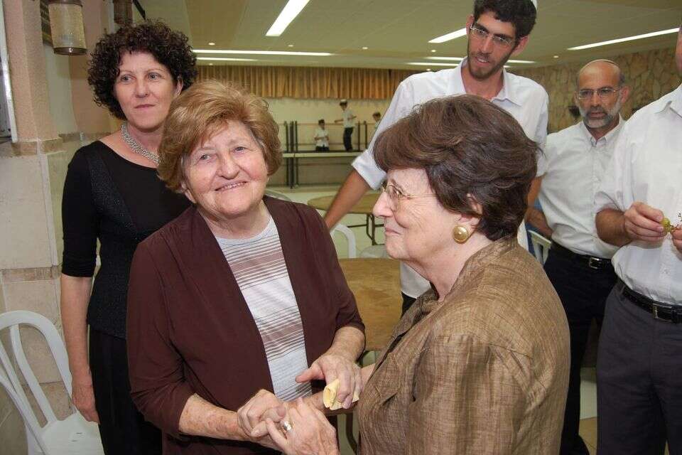 שורדת השואה חנה לקס איצקוביץ' (שנייה משמאל) , מהאלבום המשפחתי