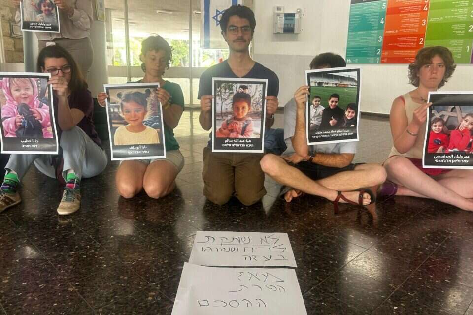 הסטודנטים בטקס לזכר ילדים פלשתינים באוניברסיטה העברית , עומדים ביחד