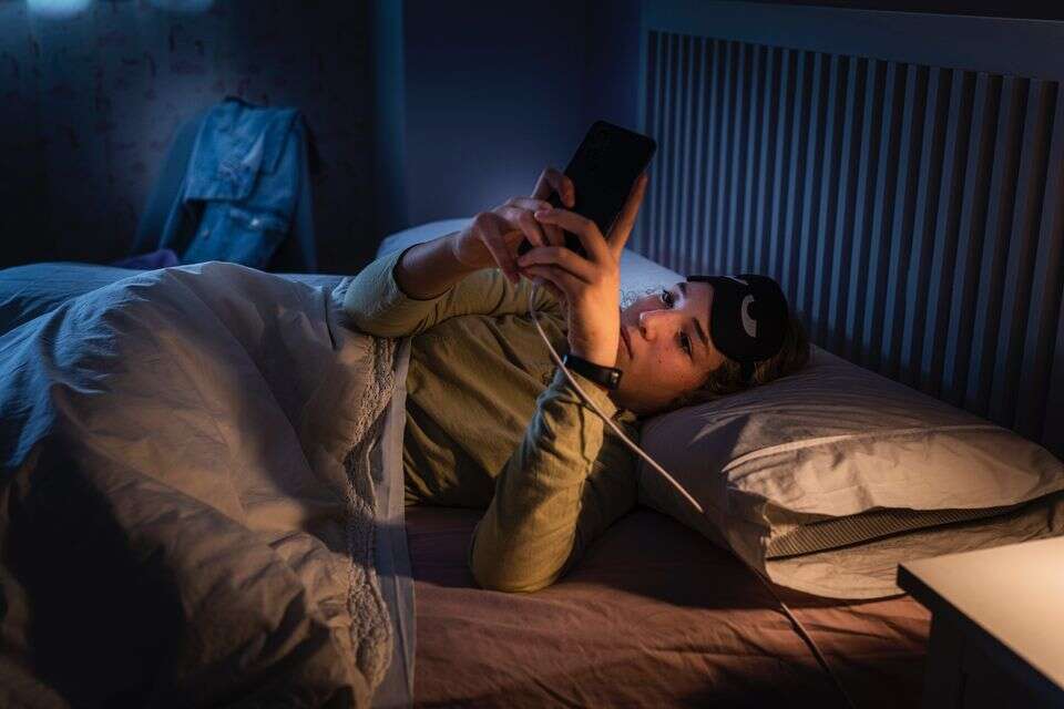 בני נוער שינה טלפונים , istockphoto