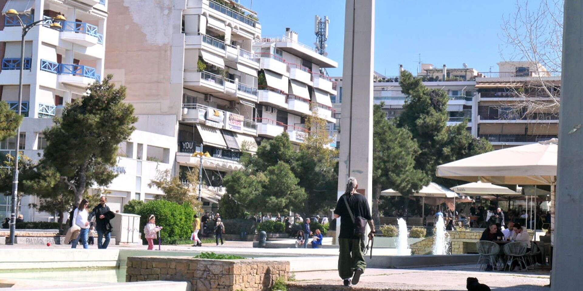 הכיכר של ניאה סמירני. בתי קפה תוססים ויד זיכרון , אבירמה גולן