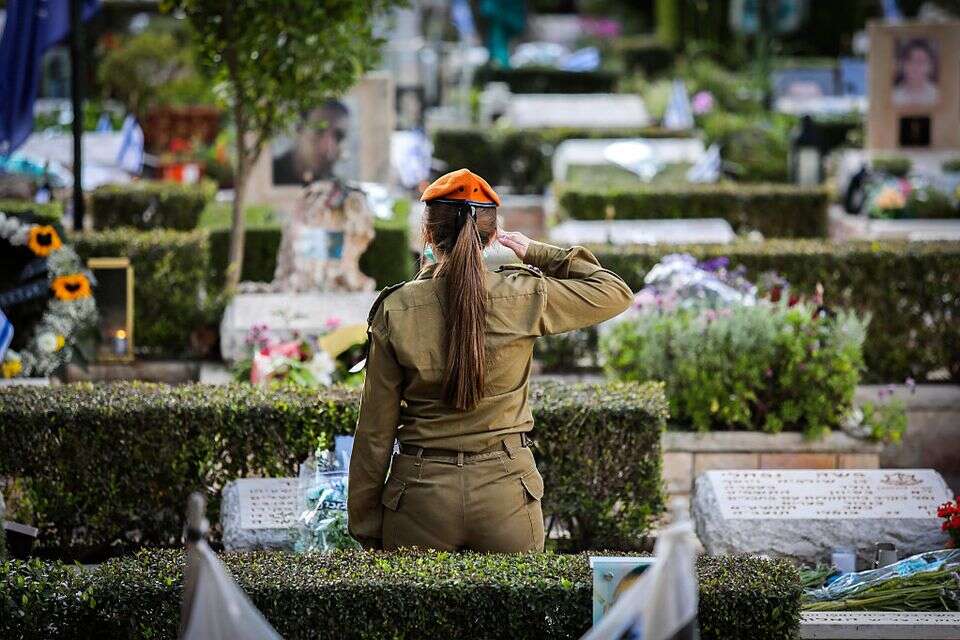 דדו בר כליפא: "לזכור, את הנופלים בעת שירותם ובמילוי תפקידם, את העוז, ההקרבה והגבורה".
יום הזיכרון 2025 , אורן בן חקון