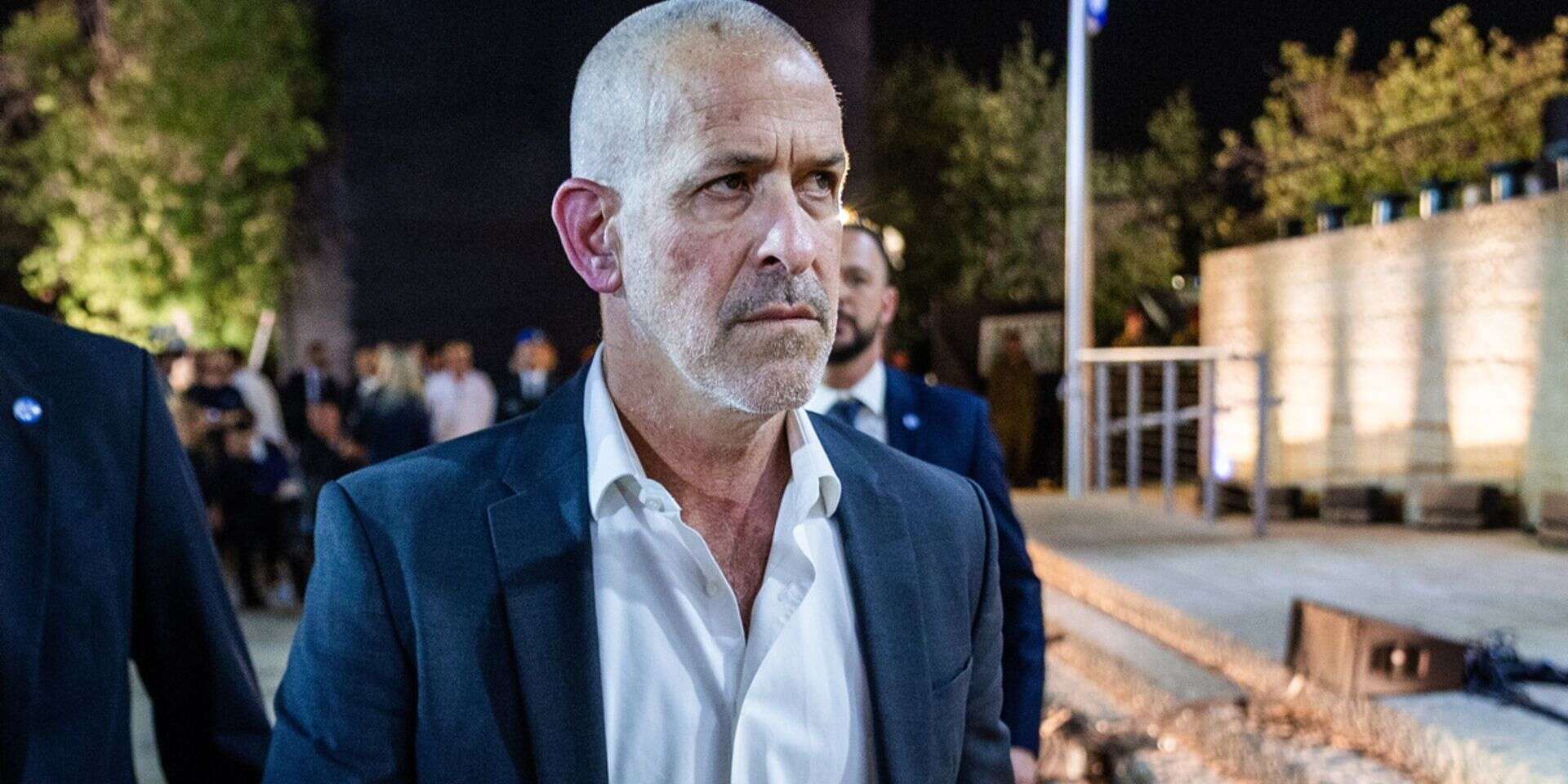 רונן בר. עבור 25 אלף שקלים הנאשם הסכים להעביר את כתובתו , אורן בן חקון