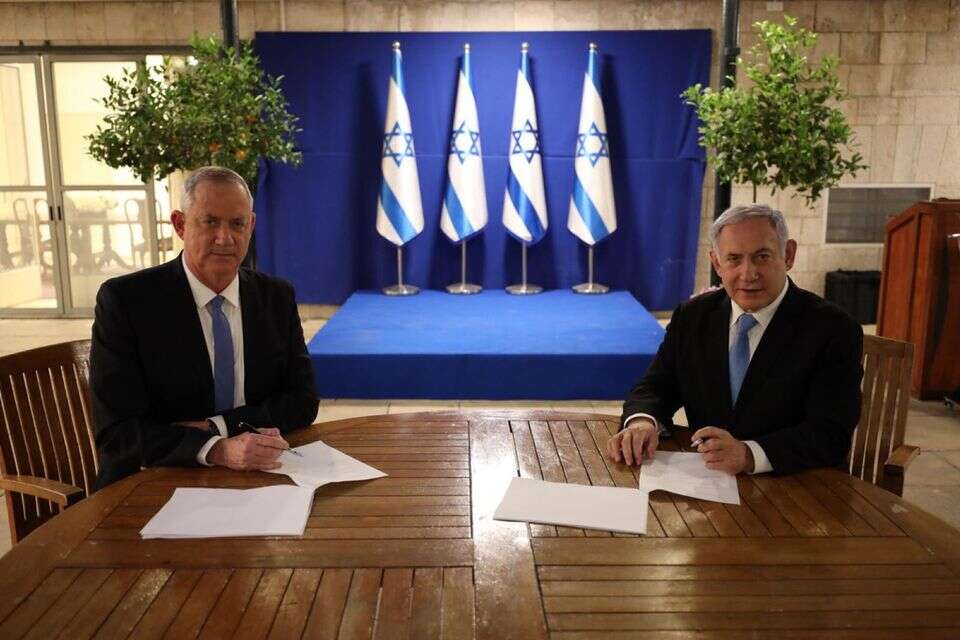 רה"מ נתניהו וח"כ גנץ בעת חתימת ההסכם הקואליציוני ב-2020 , ללא
