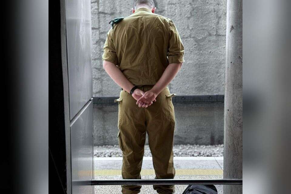 חייל עומד בזמן הצפירה באחת מתחנות רכבת ישראל , רכבת ישראל