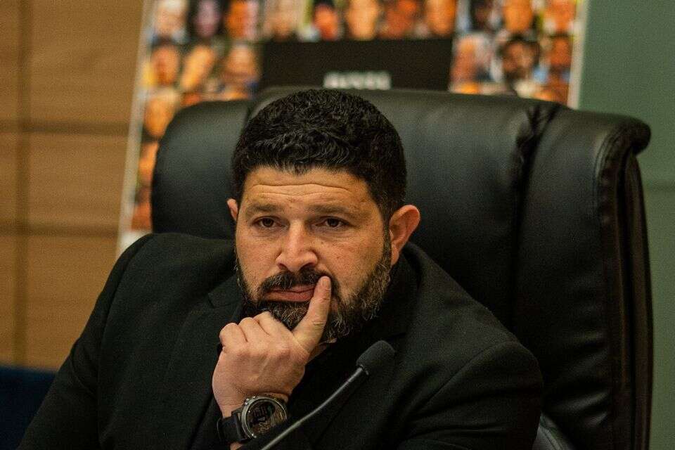 ישוריין או ירוץ? אלמוג כהן , אורן בן חקון