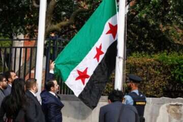 קם הדבר ונהיה: שר החוץ הסורי מניף את דגל המהפכה במטה האו"ם , אי.פי