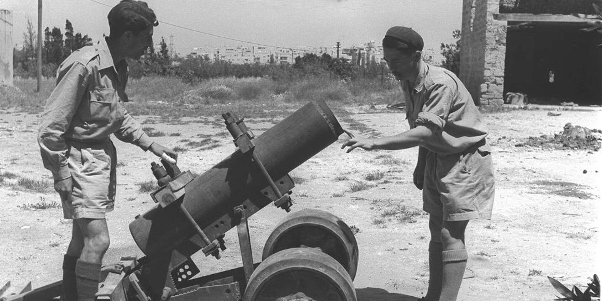 אנשי ארגון ההגנה בוחנים תותח , פרנק שרשל, לע"מ
