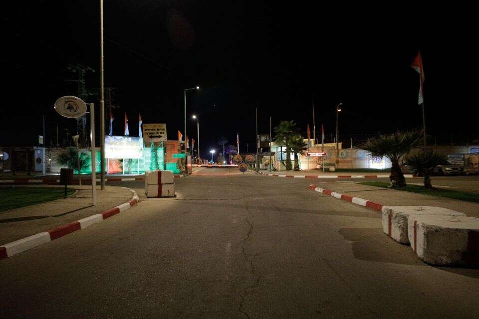 הכניסה לבסיס זיקים , ללא קרדיט