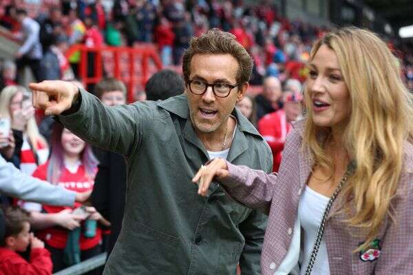 ריאן ריינולדס ובלייק לייבלי  במשחק של ווקסהאם, 26 באפריל, 2025 , Action Images via Reuters/Craig Brough 