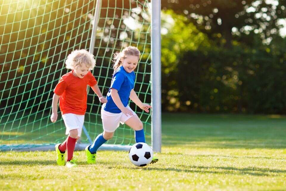 ילדים משחקים כדורגל , GettyImages
