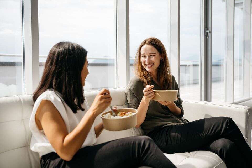 אכילה אוכל עבודה משרד , istockphoto