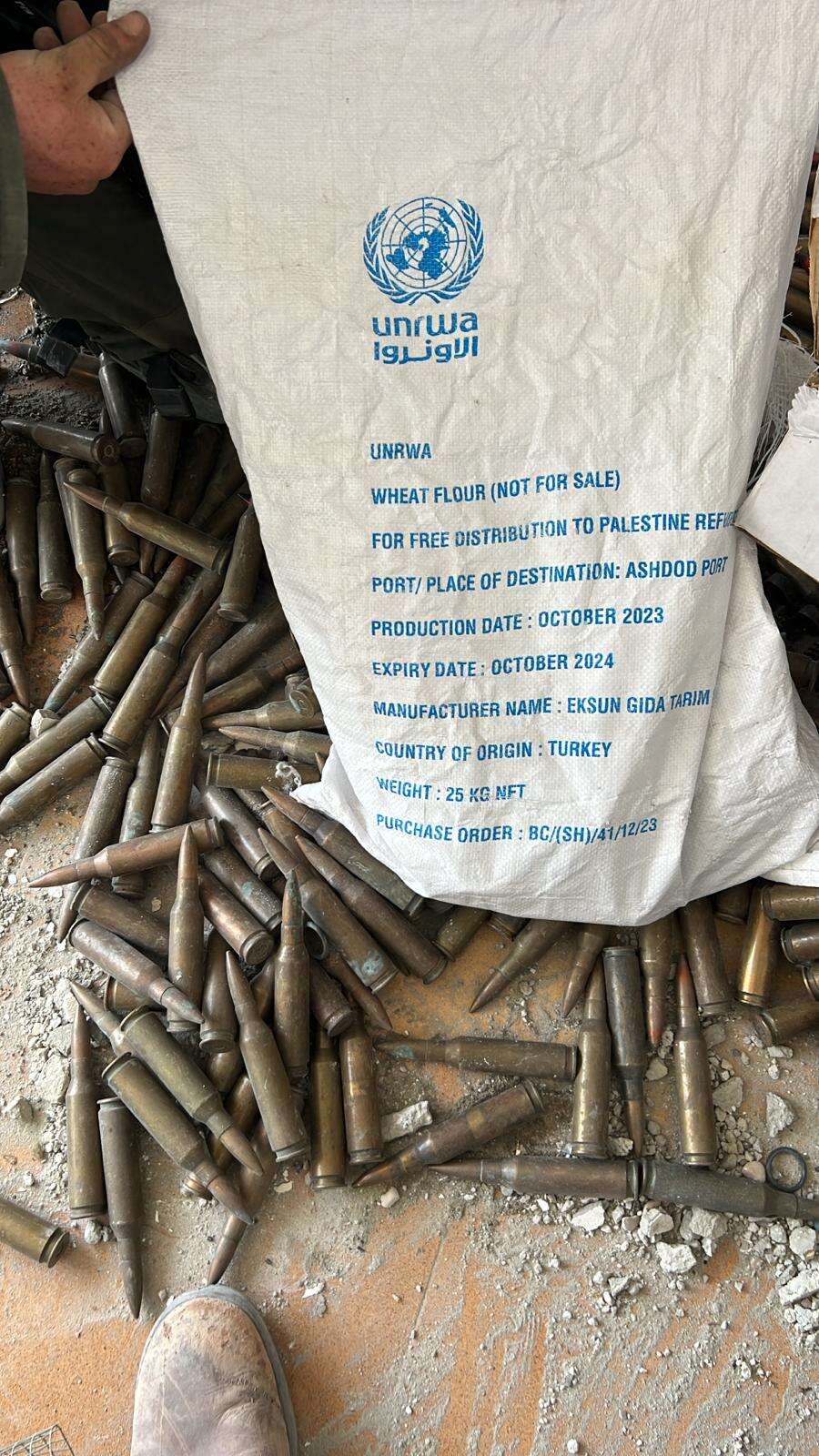 מצבור אמצעי לחימה אותר בשקי אונר״א בסמוך למבנים אזרחיים , דובר צה"ל