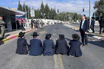 מפגינים חרדים חוסמים את הכביש מחוץ לבקו"ם , משה בן שמחון