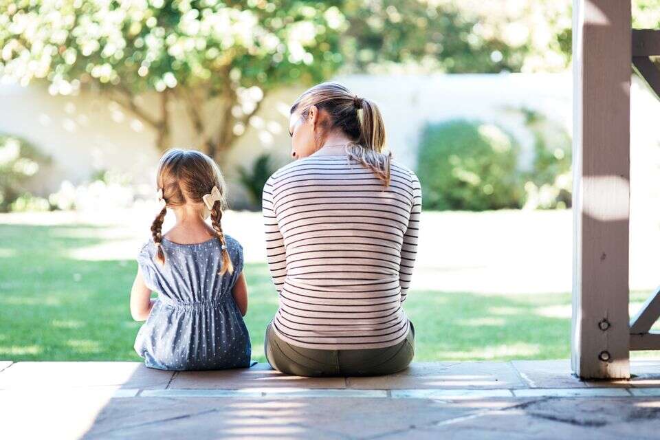 שיח חשוב. יום הזיכרון בעיני הילדים , istockphoto