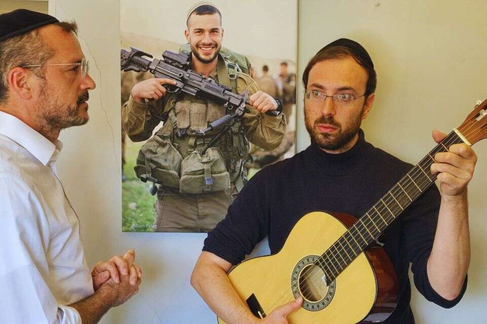 האבא חיים הלל, ולצידו היוצר בן יעקב מזרחי , באדיבות המשפחה