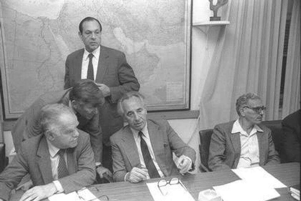 מימין: ישראל קיסר, שמעון פרס, יצחק מודעי, אלי הורביץ ויצחק שמיר, 1985 , יעקב סער - לע"מ