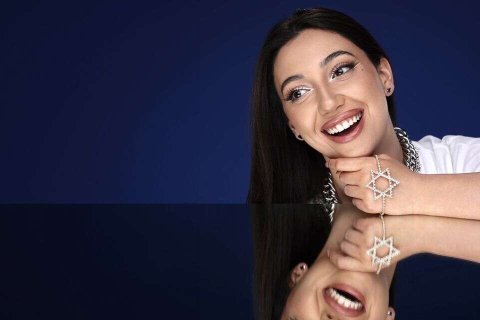 יובל רפאל , מור צידון, סטיילינג: סיוון חימי, איפור: ערן ישראלי, עיצוב שיער: אסי שדה, ע. צלמת: רם לוי, ע. סטיילינג: מאי ניסן. בגדים:חולצה: M13, תכשיטים: קרן וולף