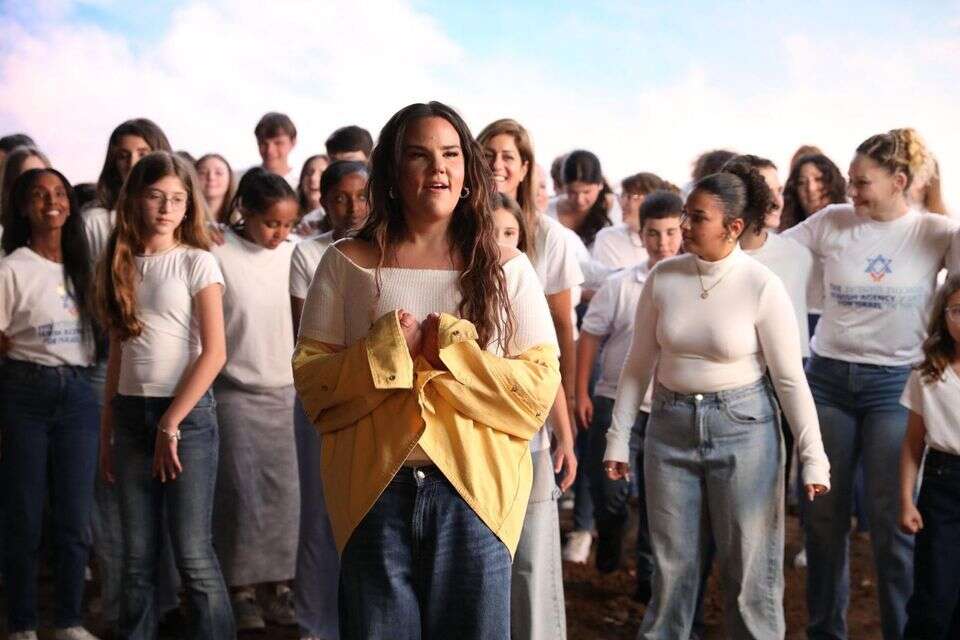 נטע ברזילי מציגה: עיבוד עוצמתי ומהדהד לשיר של אהוד מנור