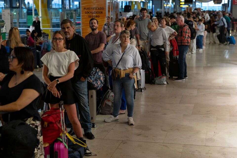 נוסעים צחכים לטיסה בנמל התעופה במדריד , Getty Images