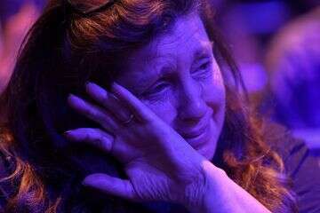 תומכת של פוליאב מגיבה בבכי לתוצאות הבחירות , רויטרס