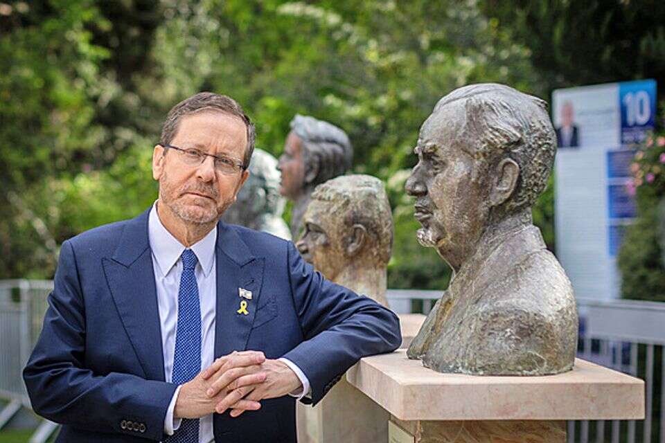"עסוקים בלחנוק זה את זה". הרצוג עם פסל אביו, חיים הרצוג ז"ל , אורן בן חקון