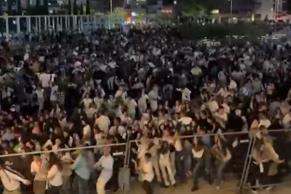 .הבהלה בכיכר הבימה , .27א