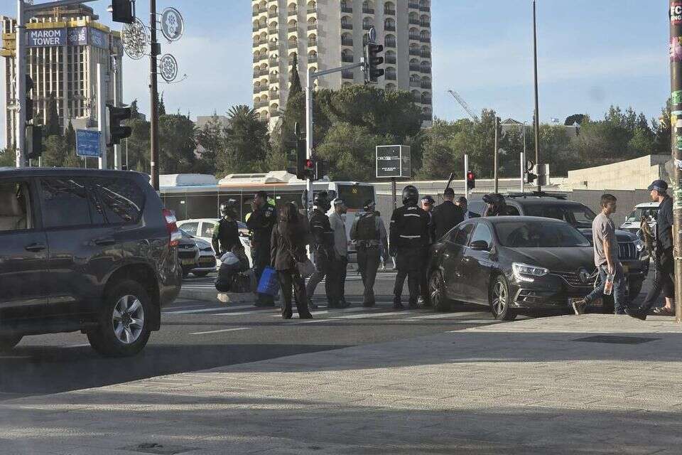 זירת תאונת רכב שיירת ראש הממשלה בירושלים , לפי סעיף 27 א לזכויות יוצרים