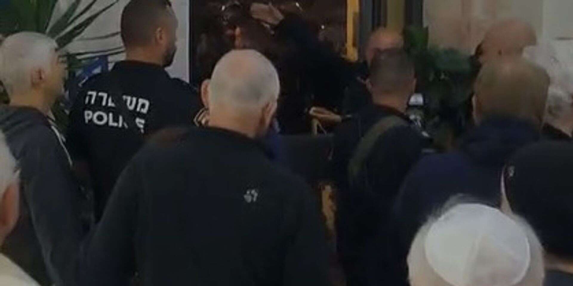 המהומה בבית הכנסת הערב , ללא