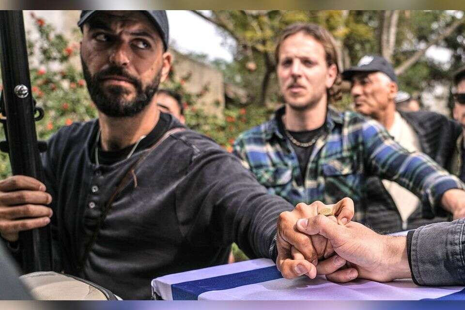 הלווייתו של איציק אלגרט, שנחטף מביתו ב־7 באוקטובר. שירת השכול אינה זרה לשירה העברית , .