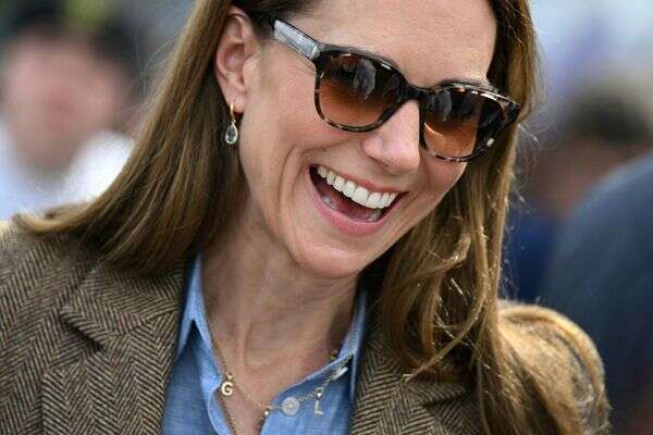 קייט מידלטון, הנסיכה קתרין מוויילס, מחייכת במשקפי שמש במהלך ביקור באי מאל, סקוטלנד, 29 באפריל, 2025 , Oli Scarff/PA via AP