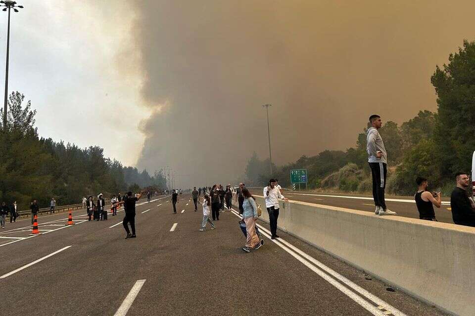 הנהגים בורחים, גורל הרכבים לא ידוע. כביש 1 עולה בלהבות , ג'וני דוב
