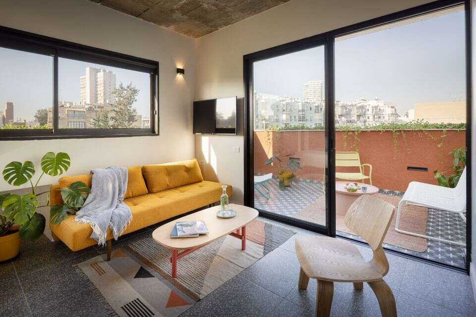 מקום בחינם למפונים. מלון לוגאין , יח"צ