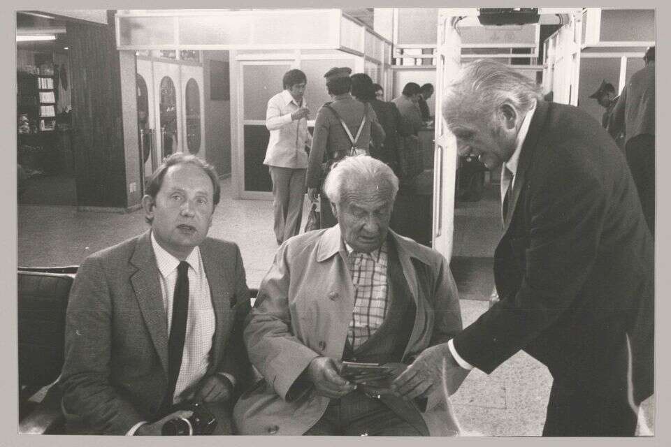משמאל: גרד היידמן, קרל וולף וקלאוס ברבי, בשדה התעופה הבינלאומי בלה פאס, קיץ 1979 ,  Gerd Heidemann Collection, Hoover Institution Library & Archives, Stanford University