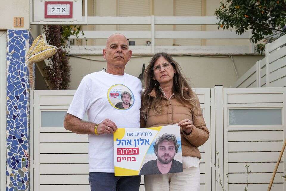 קובי ועידית אהל, עם תמונת בנם מחוץ לביתם , אייל מרגולין - ג׳יני

