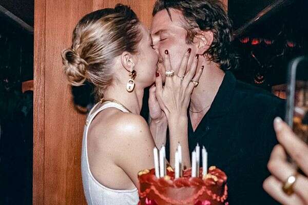 ג'יג'י חדיד ובראדלי קופר מתנשקים במסיבת יום ההולדת ה-30 של חדיד , מתוך עמוד האינסטגרם של ג'יג'י חדיד