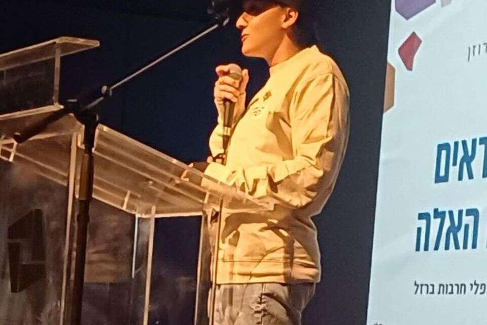 אמילי דמארי בהשקת הספר , ללא