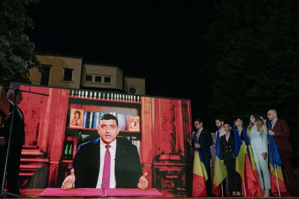 סימיון נואם לתומכיו אחרי הניצחון , Getty images