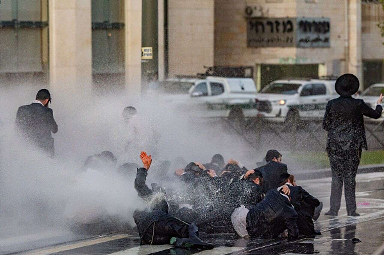 בדרך למחאה נגד הגיוס: קיצוניים תלשו שלטי חללים | ישראל היום
