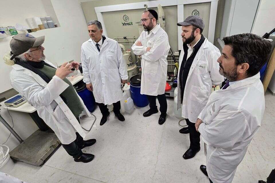 משמאל לימין - סיימון ליצין, מייסד-שותף ומנכ"ל XtraLit - הוראסיו מרין, יו"ר ומנכ"ל של YPF

 , שגרירות ארגנטינה