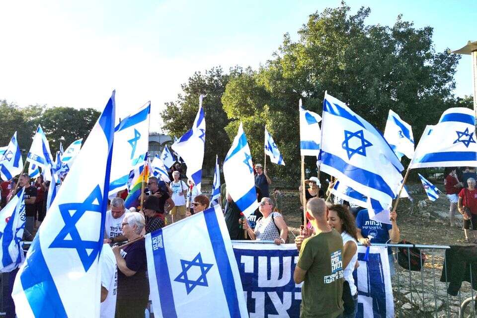 הפגנה ליד ביתו של השר שיקלי בחינתון
 , הרצי שפירא  
