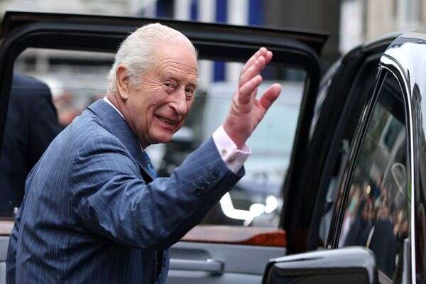 המלך צ'ארלס ביציאה מהגלרייה הלאומית בלונדון, 6 במאי 2025 , Chris Jackson/Pool Photo via AP