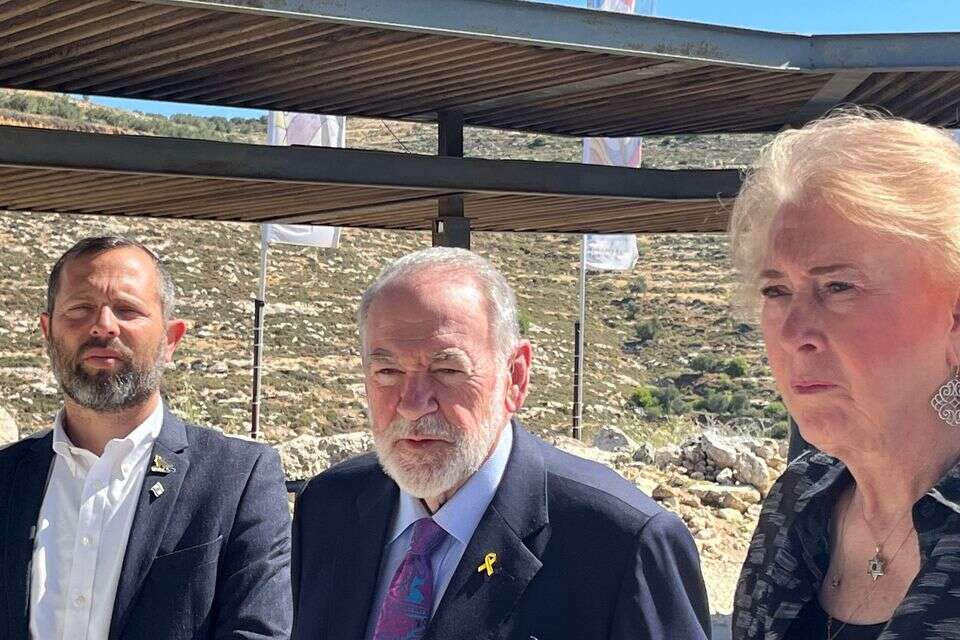 מייק וג'נט האקבי, יחד עם יו"ר מועצת ישע, ישראל גנץ בביקור בשילה , אריאל כהנא