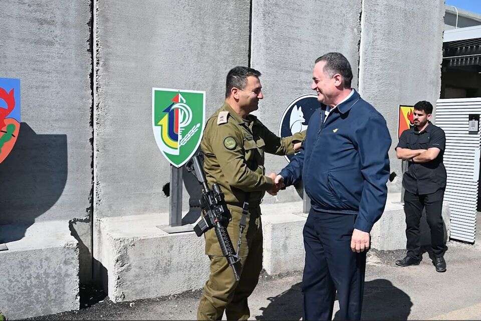 שר הביטחון ואלוף פיקוד הדרום בחיתוך מצב באוגדה 162 , צילום מסך