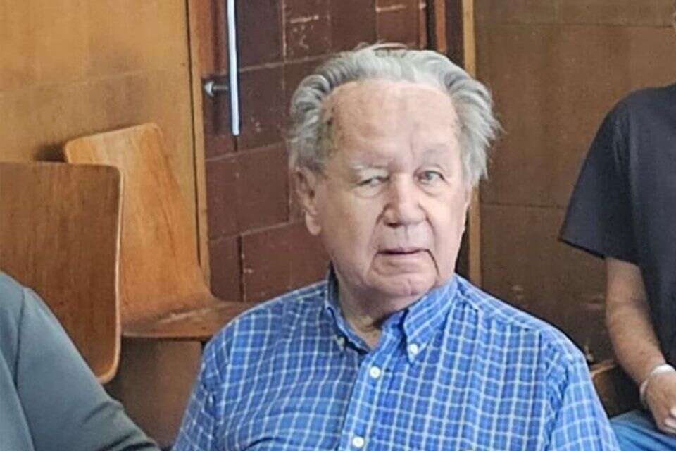 חנוך צחר בבית המשפט , ללא