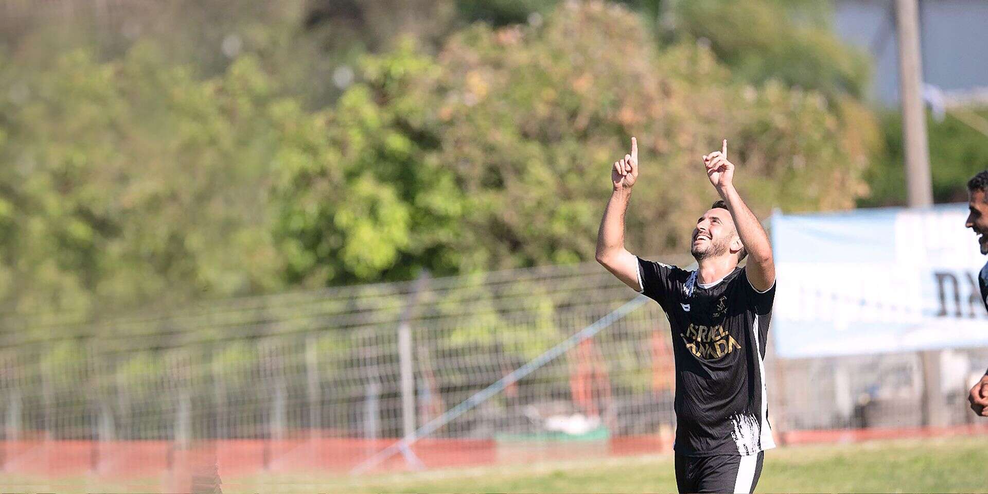 "כל שער היה כמו אגרוף בבטן - אבל עם זאת, זה מרפא שכולם משחקים כאן ביחד". יונתן שמריז במדי שועלי כפר עזה, מניף ידיים לשמיים אחרי שכבש שער , רותם צור