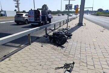 רוכב אופנוע כבן 25 נפצע בינוני בשל פגיעת רכב בכביש 5  , תיעוד מבצעי מד"א