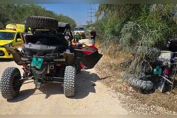 נער כבן 16 במצב בינוני עם חבלה בגפיים וגבר כבן 30 במצב קל כתוצאה מתאונת דרכים בין שני טרקטורונים בשטח פתוח סמוך ליבנה , תיעוד מבצעי מד"א 