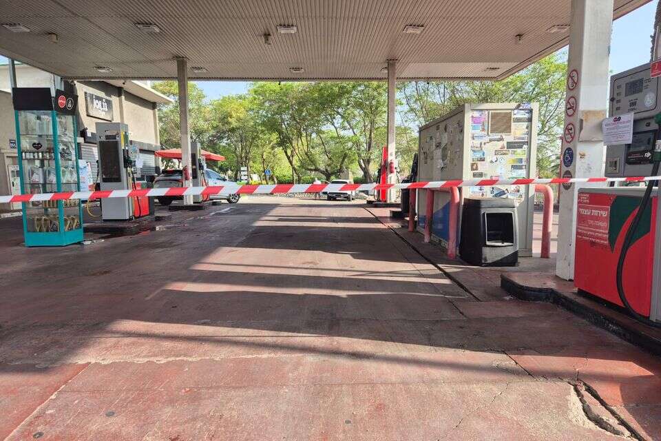 תחנת דלק סגורה , ללא קרדיט