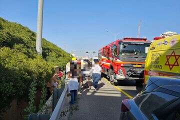 רוכב אופנוע התנגש ברכב בכביש 1 סמוך למחלף לוד , ללא קרדיט