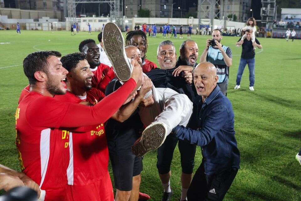 חיים סילבס חוגג הישארות בליגה , לירון מולדובן
